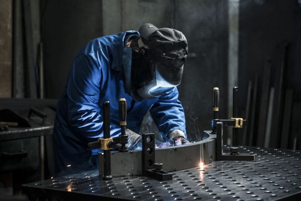 operatore dedito alla lavorazione della lamiera con saldatura mig mag