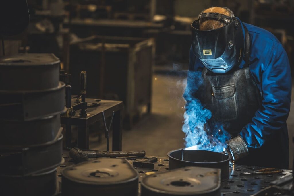 operatore dedito alla lavorazione della lamiera con saldatura mig mag