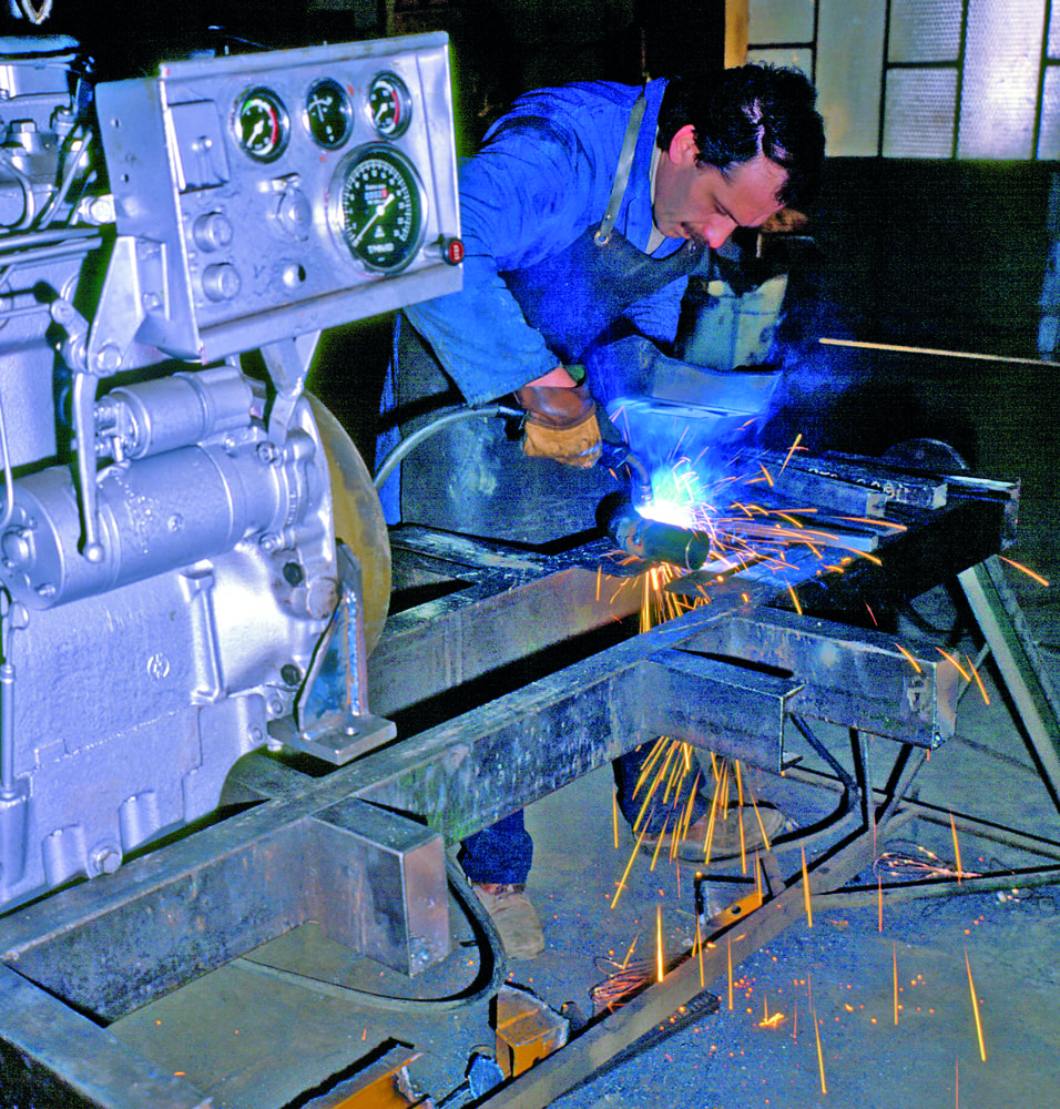 operatore che effettua una saldatura