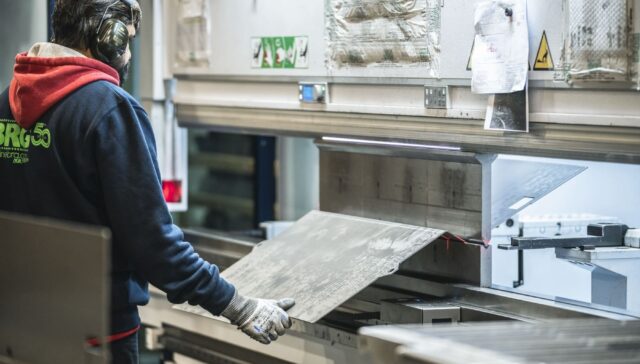Taglio laser della lamiera: vantaggi, precisione e applicazioni industriali