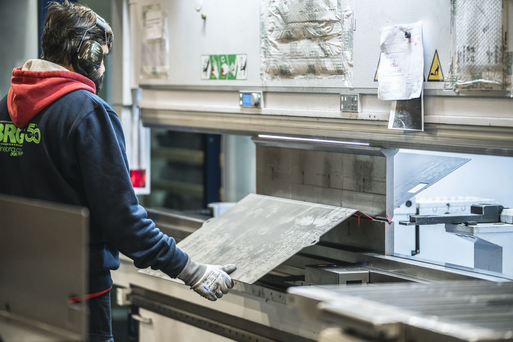Taglio laser della lamiera: vantaggi, precisione e applicazioni industriali
